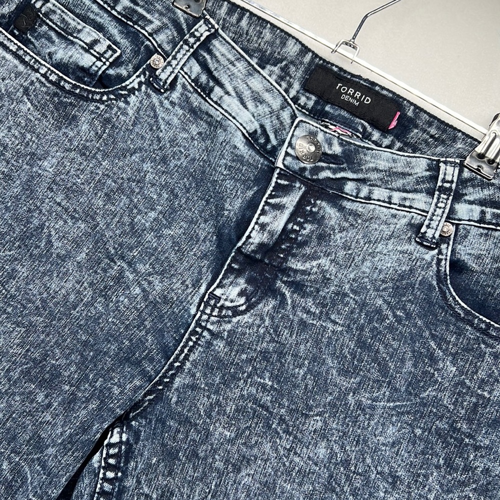 Torrid Acid Wash Cropped Denim  (?? 20-22 ??)  NO TAG PLEASE SEE MEASUREMENTS